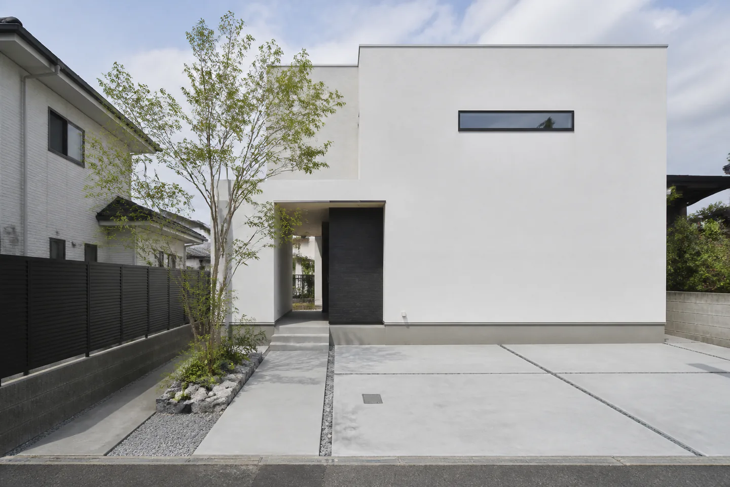 駐車場と玄関への通り道を設けた住まいのイメージ(生成画像)